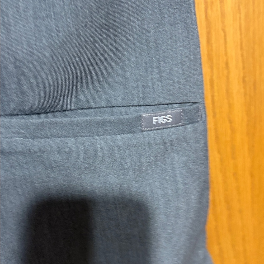 Figs women's XXS casma three-pocket scrub top in graphite gray - Picture 3 of 7
